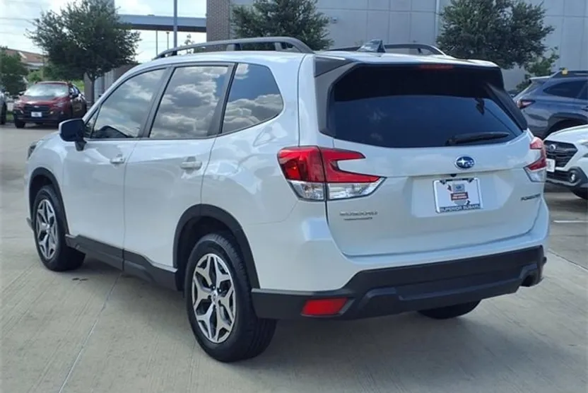 2024 Subaru Forester Premium photo 1