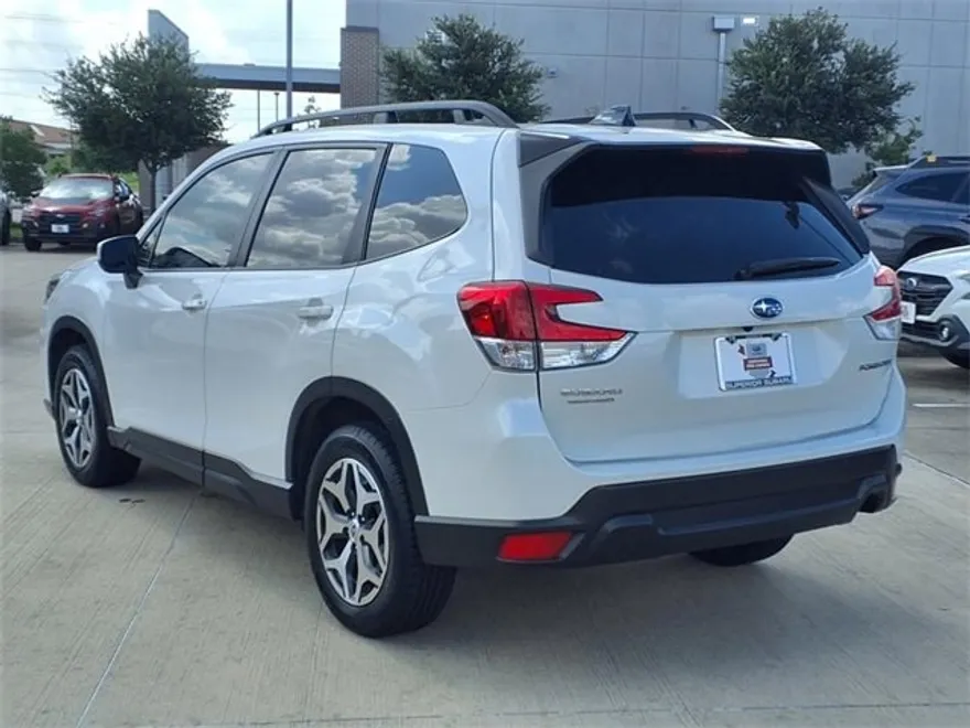 2024 Subaru Forester Premium photo 1