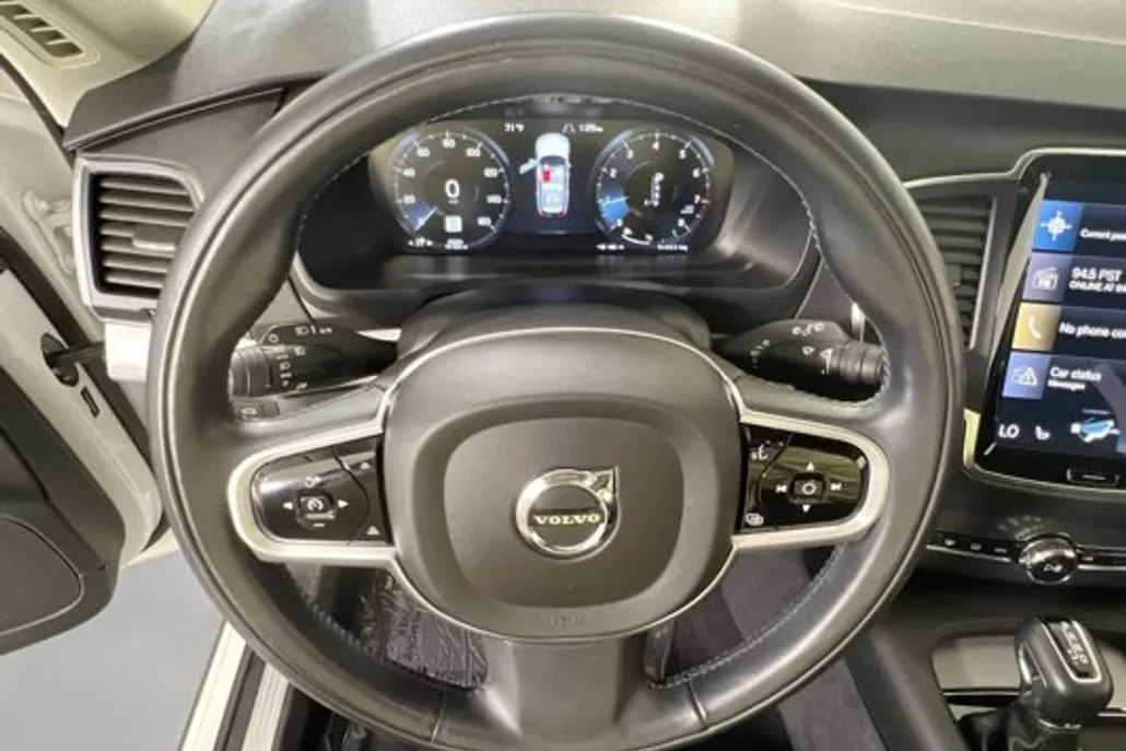 2022 Volvo XC90 Momentum photo 1