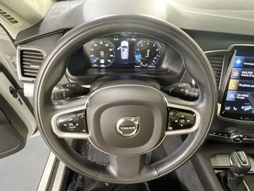 2022 Volvo XC90 Momentum photo 1