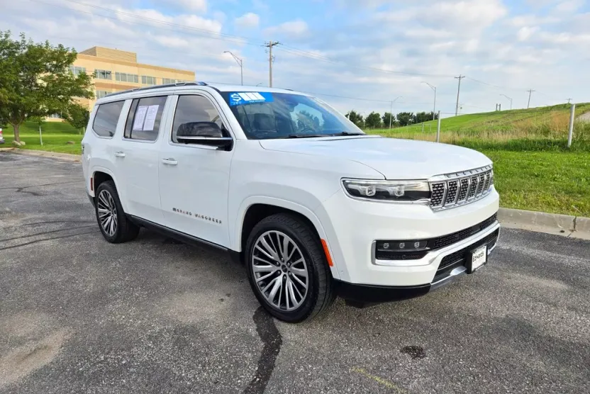 2023 Jeep Grand Wagoneer III photo 1