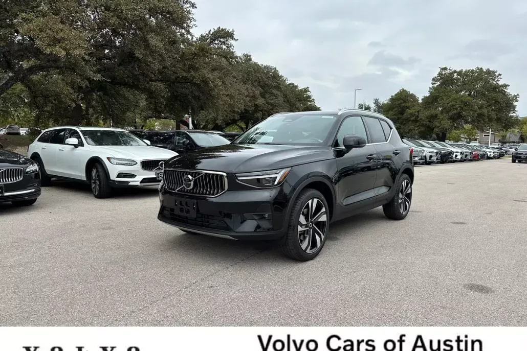 2025 Volvo XC40 photo 1