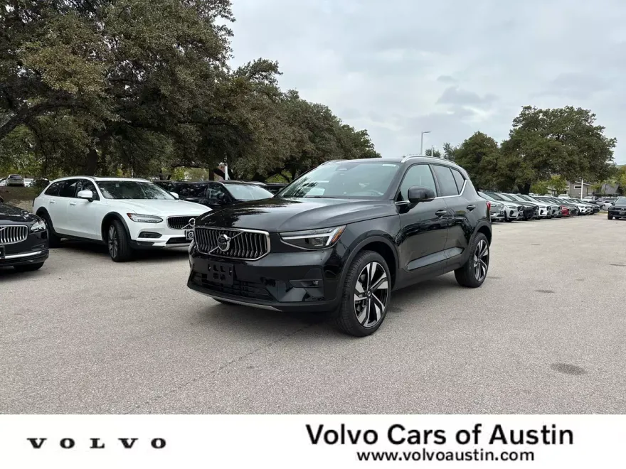 2025 Volvo XC40 photo 1