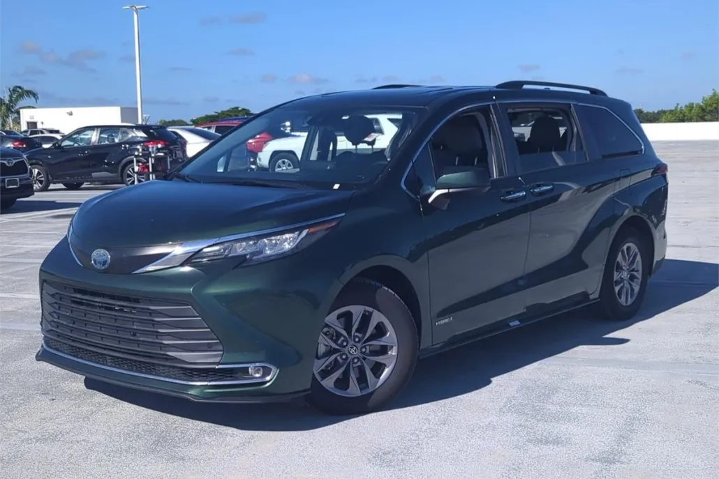 2021 Toyota Sienna XLE photo 1