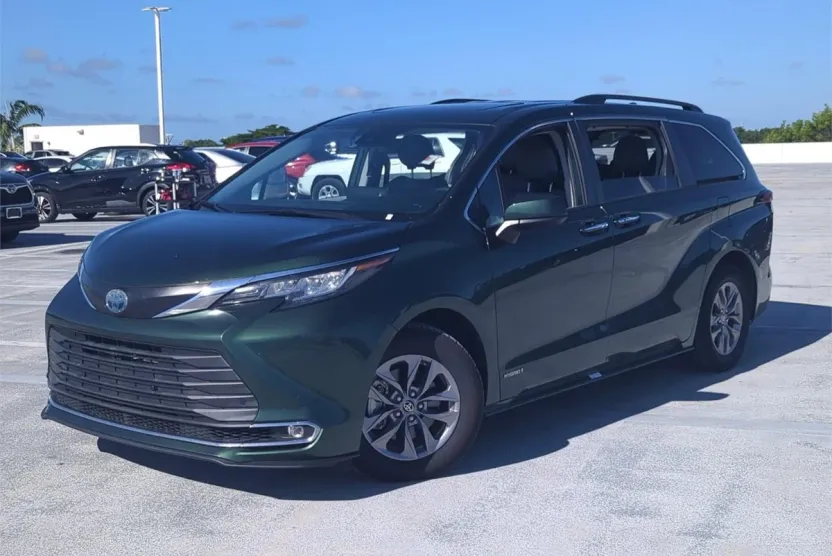 2021 Toyota Sienna XLE photo 1