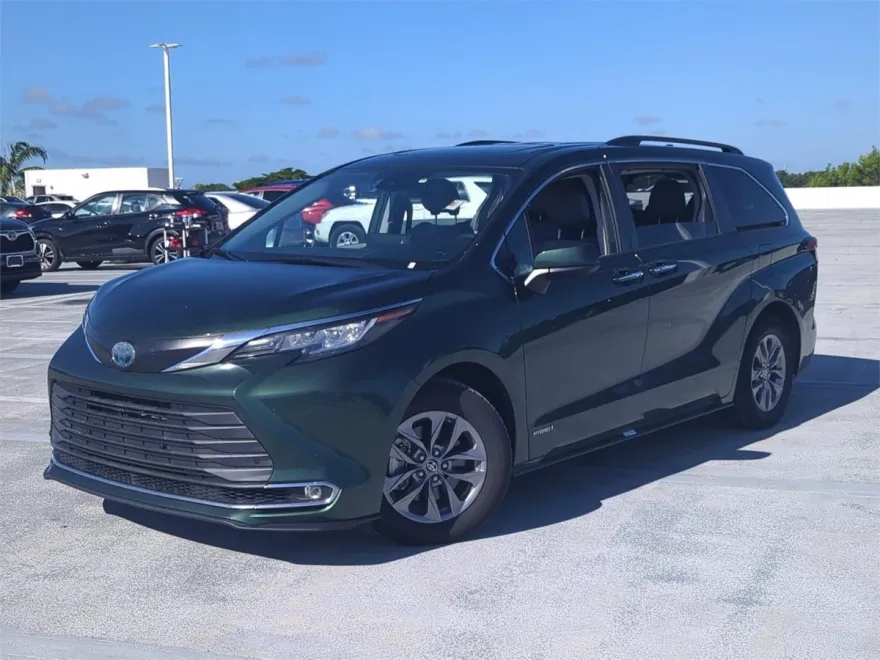 2021 Toyota Sienna XLE photo 1