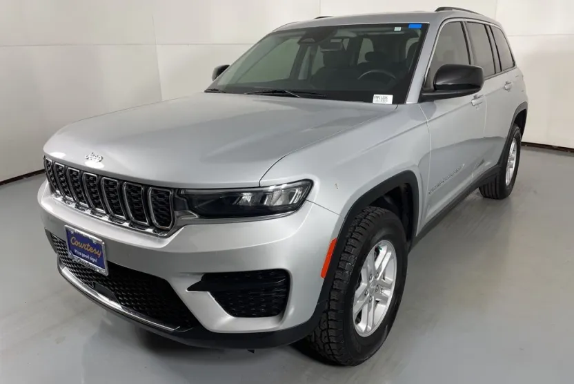 2023 Jeep Grand Cherokee Laredo photo 1