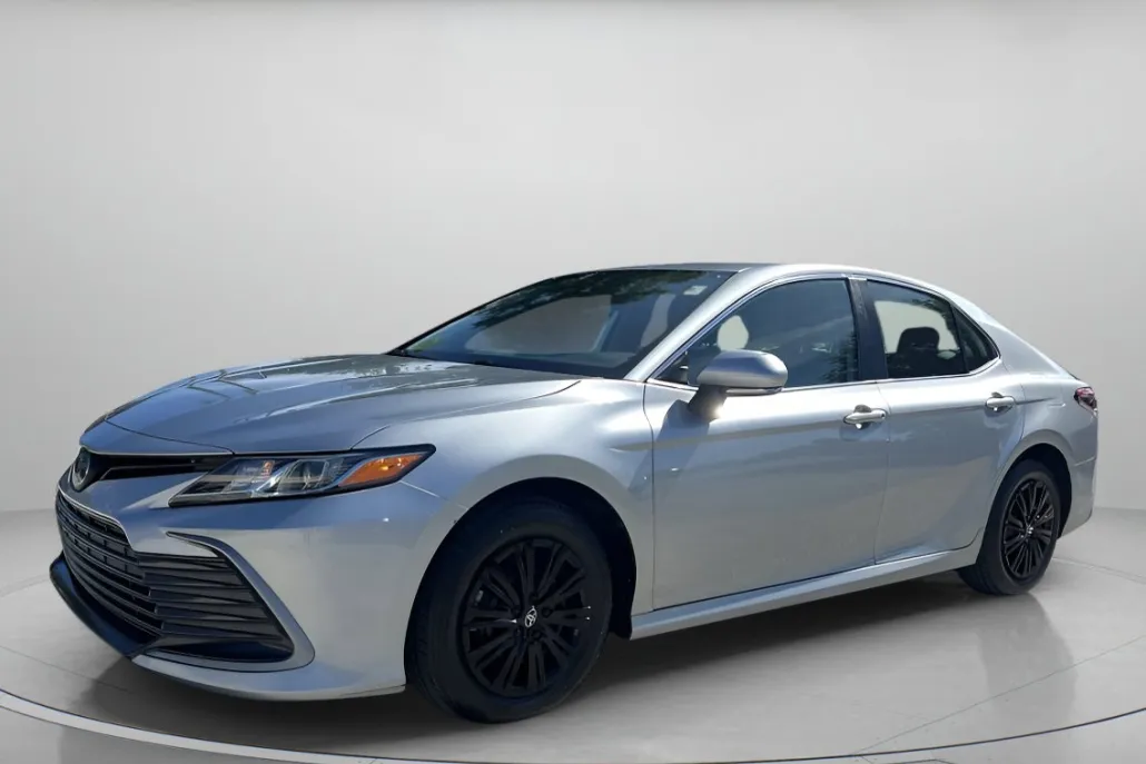 2022 Toyota Camry Hybrid LE photo 1