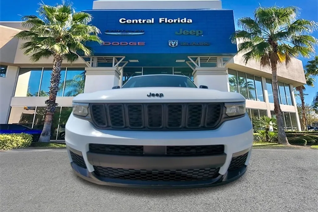 2025 Jeep Grand Cherokee Laredo Altitude photo 1