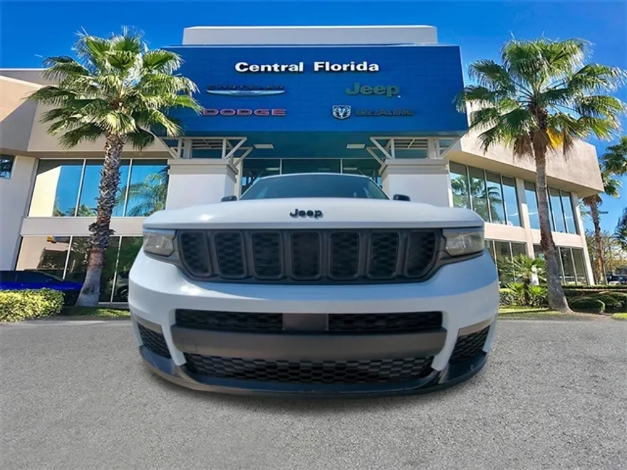 2025 Jeep Grand Cherokee Laredo Altitude photo 1