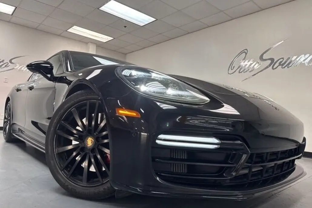 2020 Porsche Panamera GTS photo 1