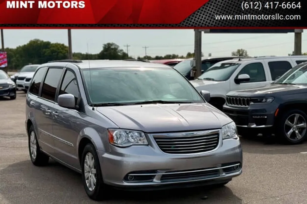 2014 Chrysler Town & Country Touring photo 1