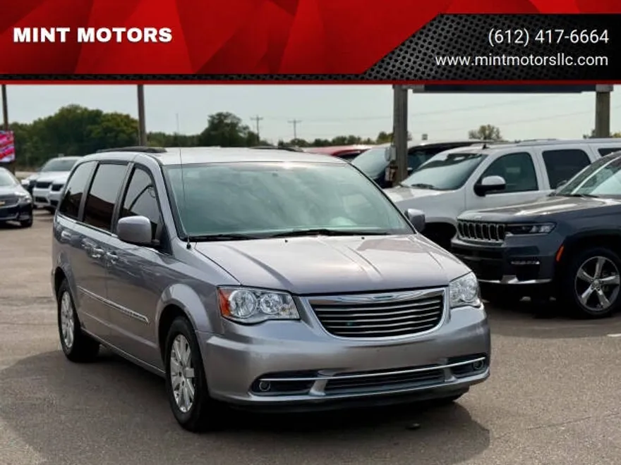 2014 Chrysler Town & Country Touring photo 1