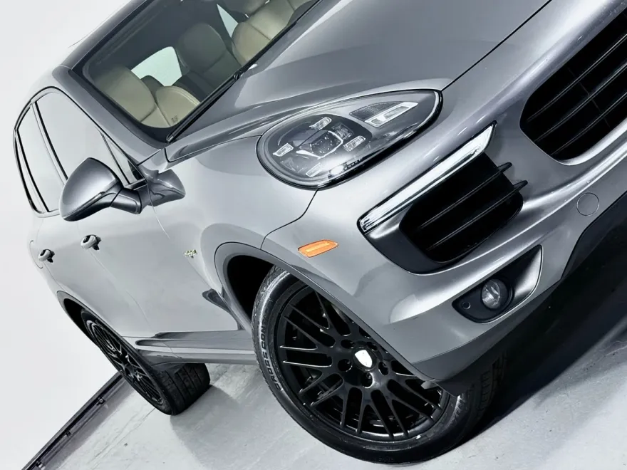 2017 Porsche Cayenne Hybrid S photo 1