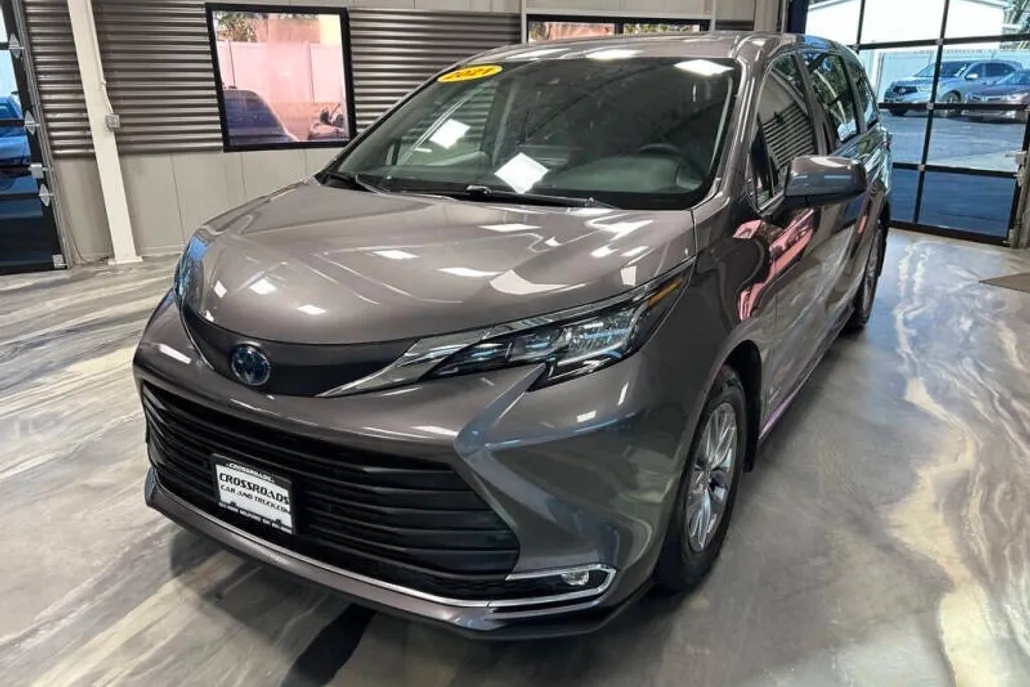 2021 Toyota Sienna XLE photo 1