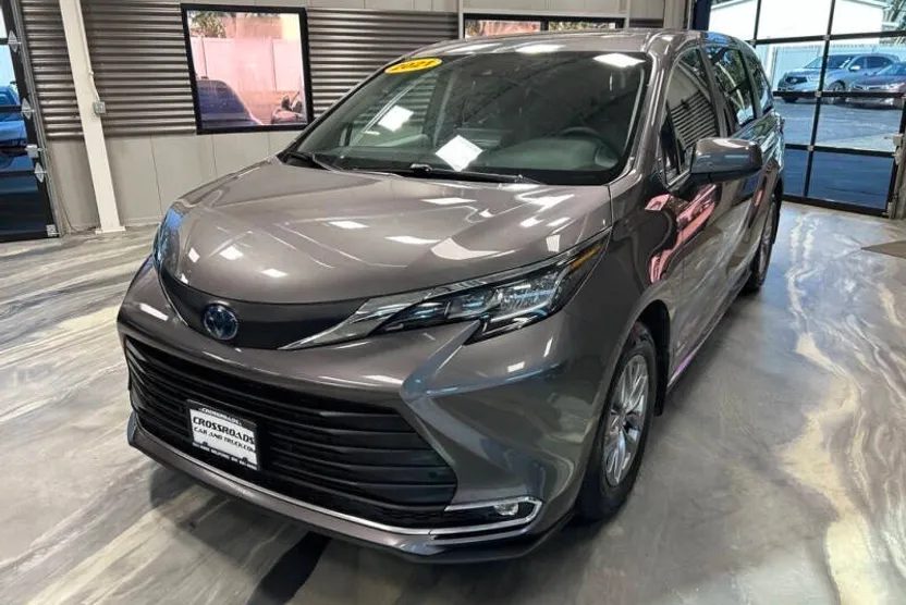 2021 Toyota Sienna XLE photo 1