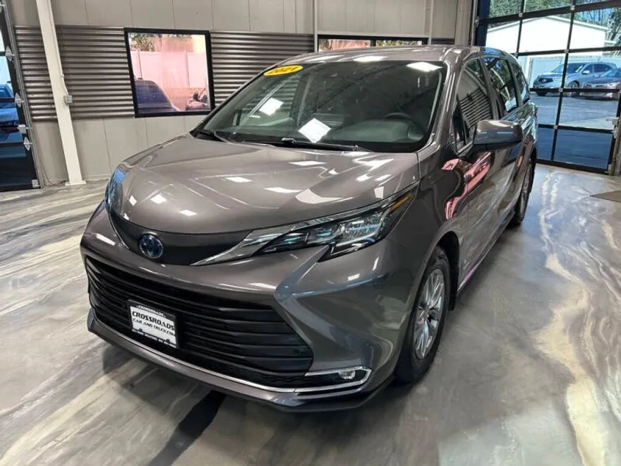 2021 Toyota Sienna XLE photo 1