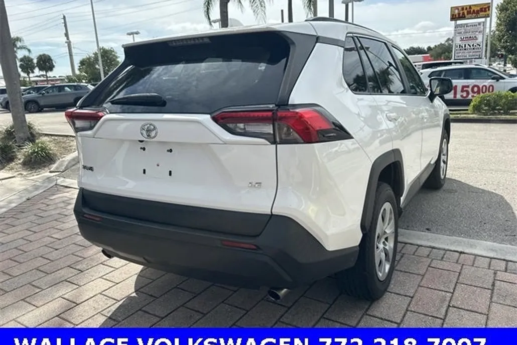 2019 Toyota RAV4 LE photo 1