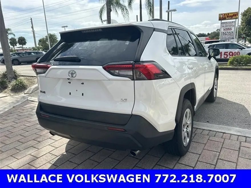 2019 Toyota RAV4 LE photo 1