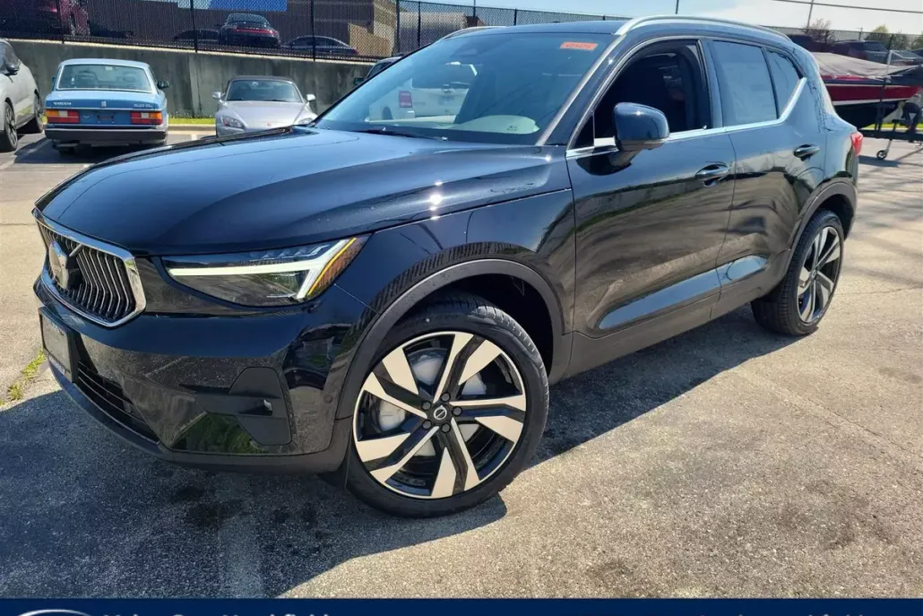 2025 Volvo XC40 photo 1