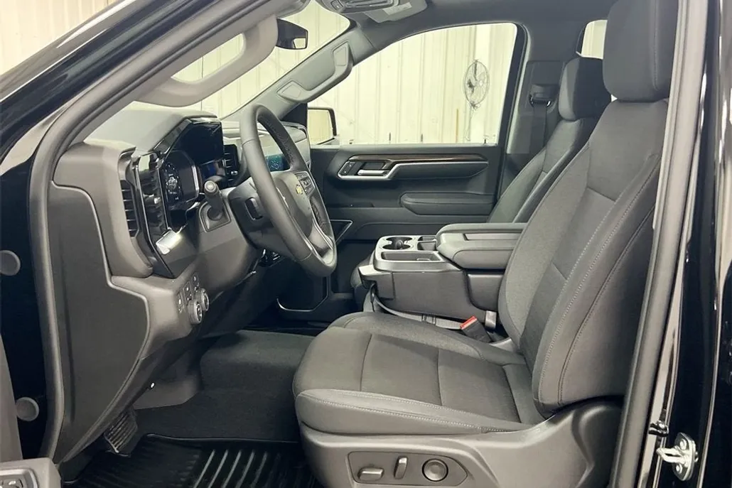 2026 Chevrolet Silverado 1500 LT photo 1