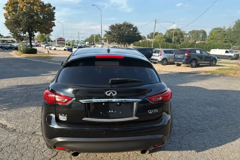 2017 Infiniti QX70 photo 1