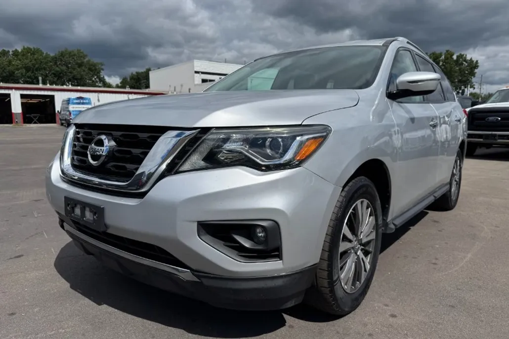 2017 Nissan Pathfinder SL photo 1
