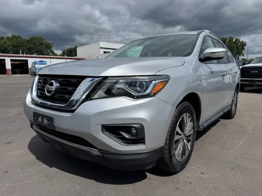 2017 Nissan Pathfinder SL photo 1