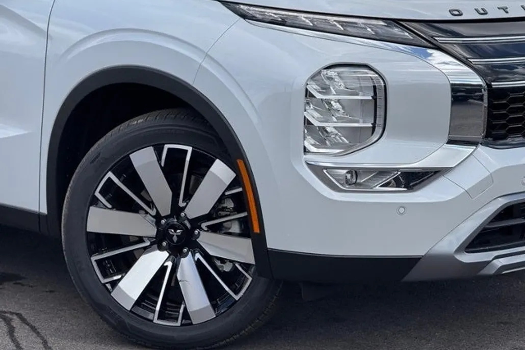 2025 Mitsubishi Outlander SE photo 1