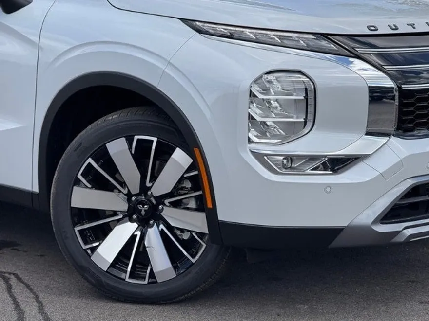 2025 Mitsubishi Outlander SE photo 1