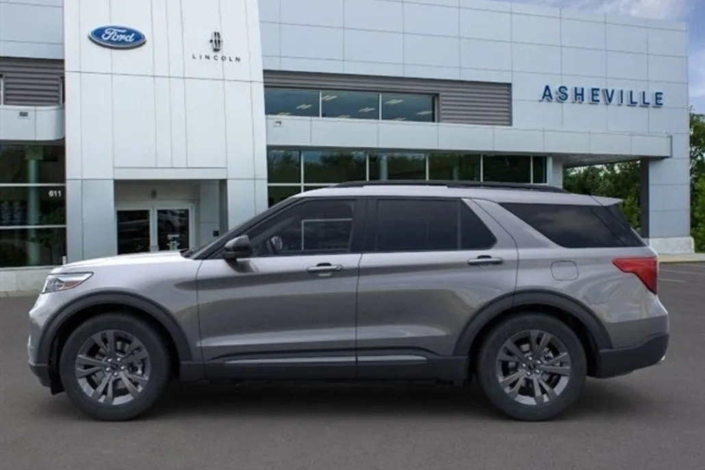 2024 Ford Explorer XLT photo 1