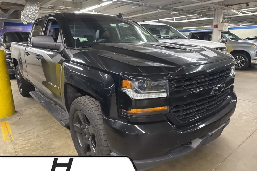 2017 Chevrolet Silverado 1500 Custom photo 1