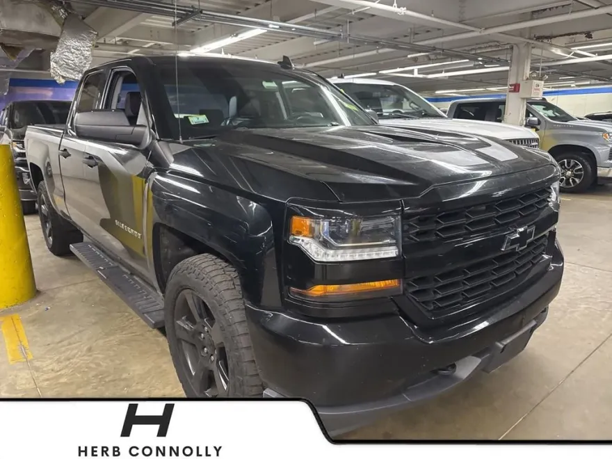 2017 Chevrolet Silverado 1500 Custom photo 1