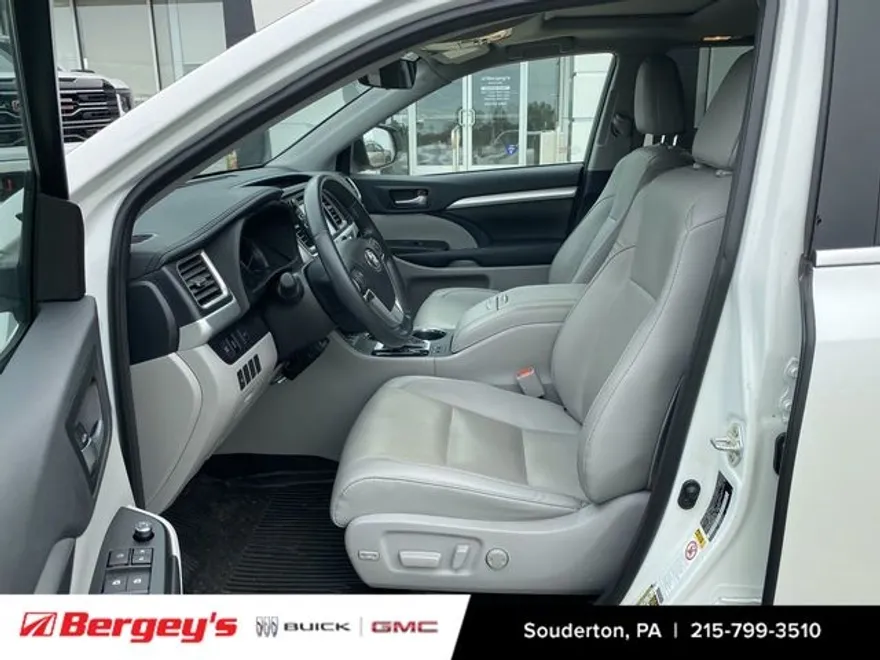 2019 Toyota Highlander XLE photo 1