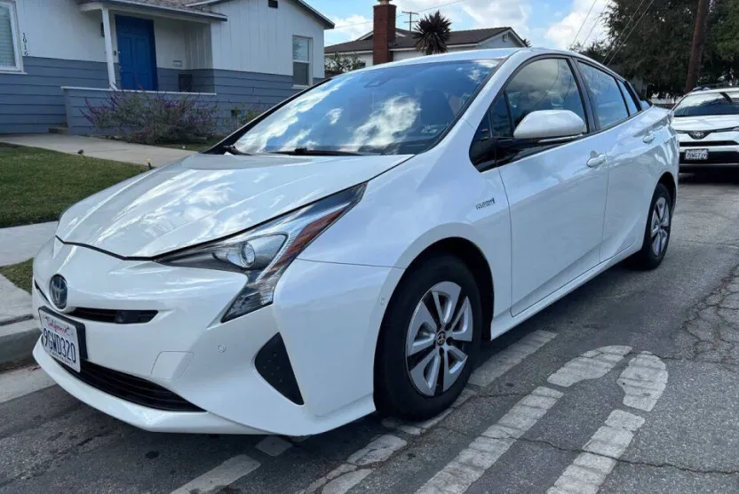2018 Toyota Prius Two photo 1