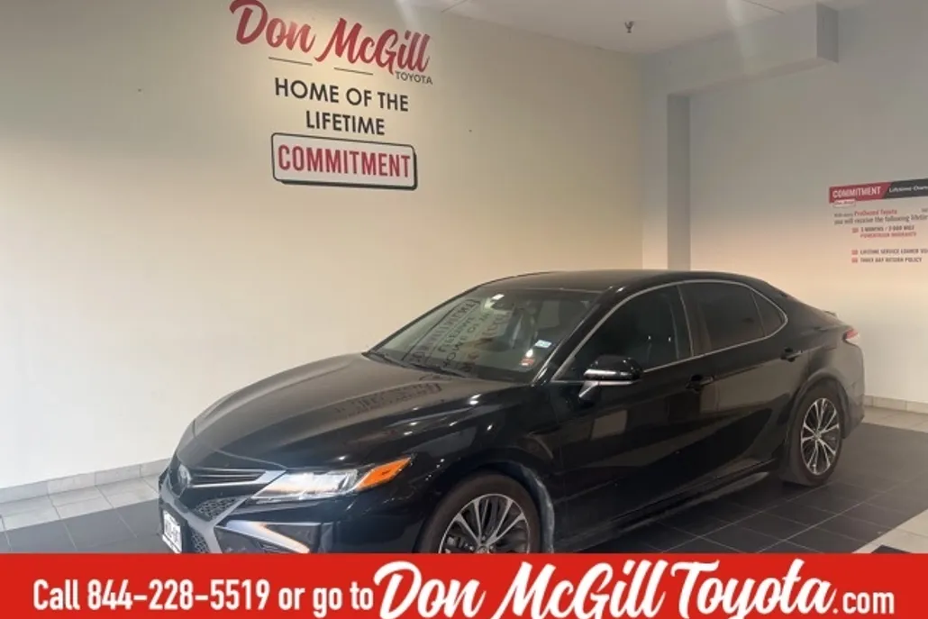 2018 Toyota Camry SE photo 1