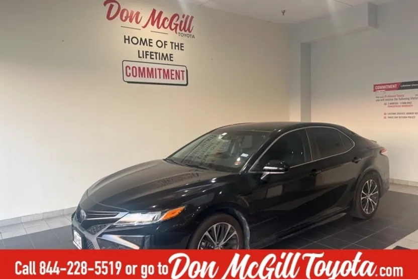 2018 Toyota Camry SE photo 1