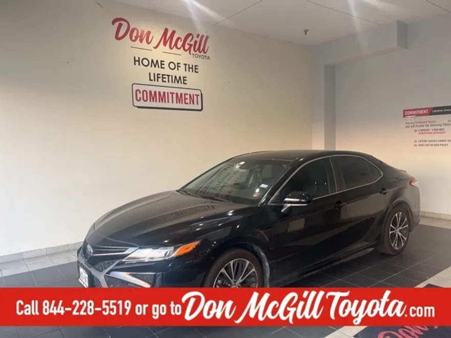 2018 Toyota Camry SE photo 1
