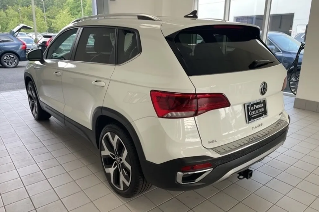 2022 Volkswagen Taos SEL photo 1