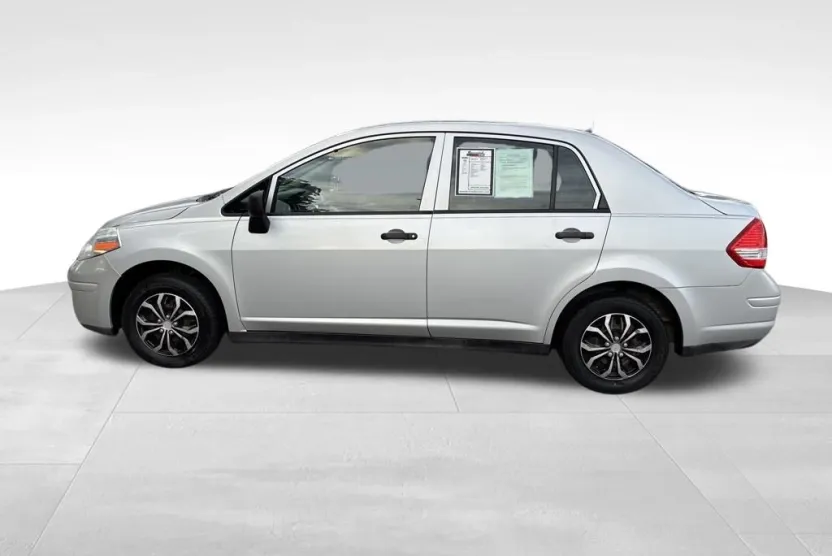 2011 Nissan Versa 1.6 photo 1