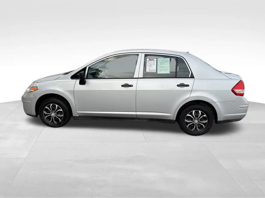 2011 Nissan Versa 1.6 photo 1