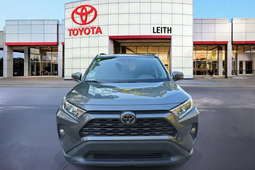 2020 Toyota RAV4 XLE photo 1