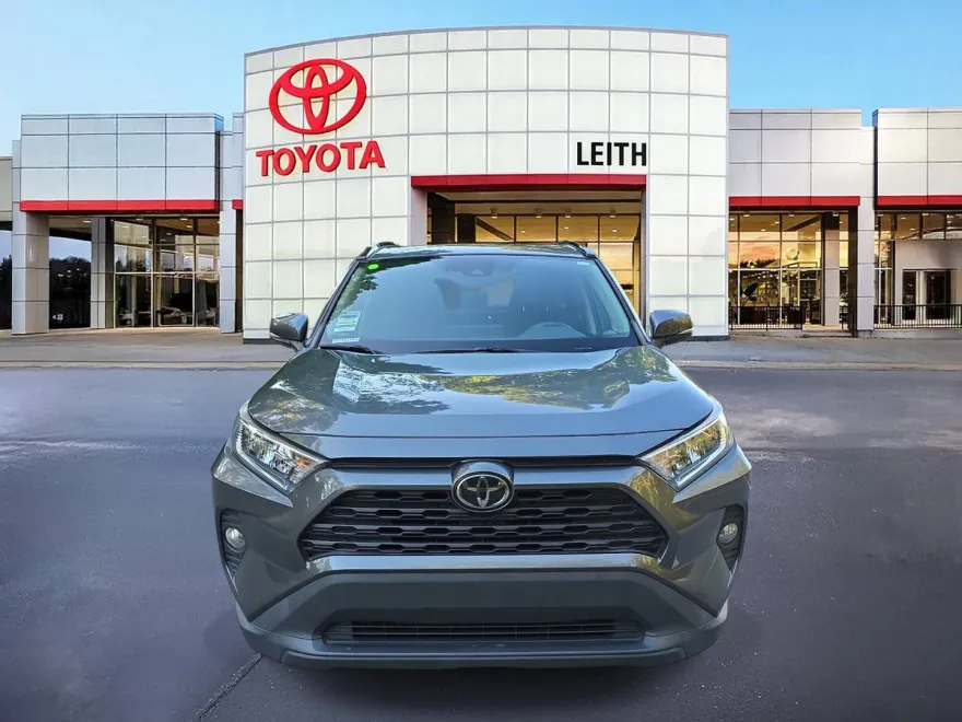 2020 Toyota RAV4 XLE photo 1