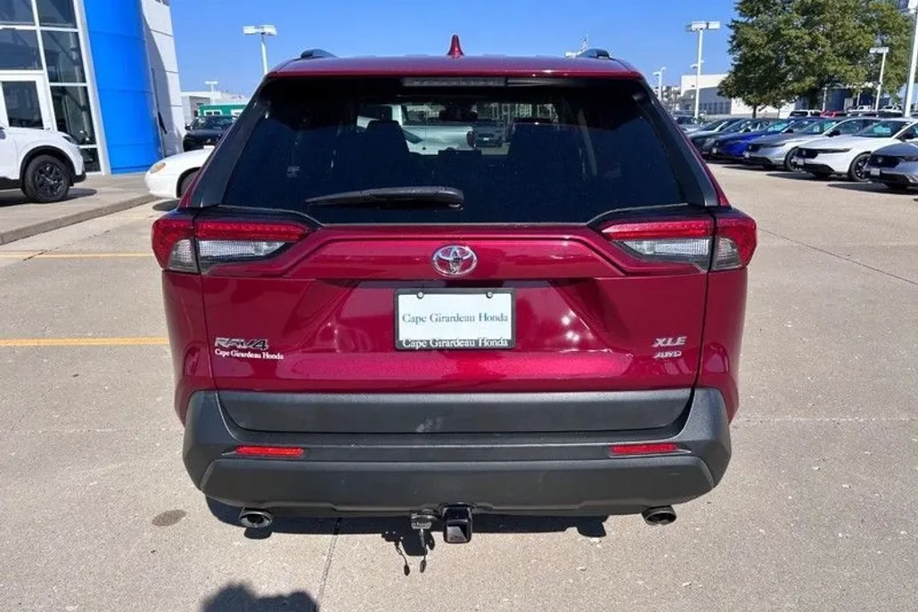 2019 Toyota RAV4 XLE photo 1