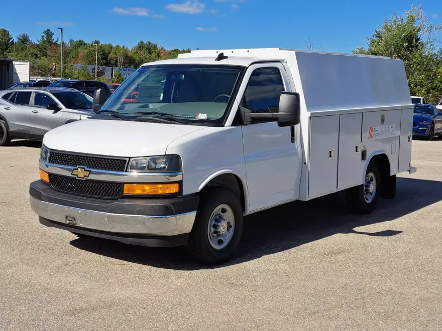 2025 Chevrolet Express Cutaway 3500 photo 1