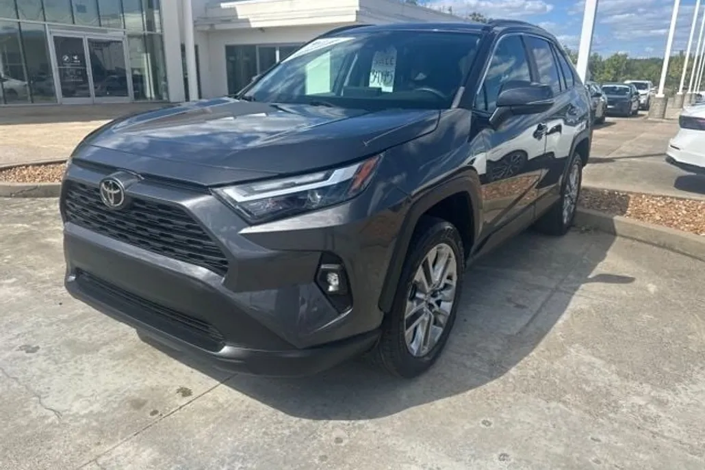 2022 Toyota RAV4 XLE Premium photo 1