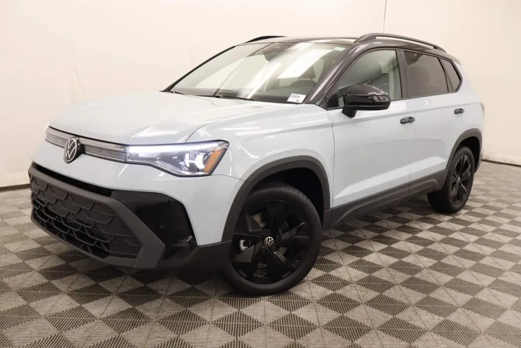 2025 Volkswagen Taos SE photo 1