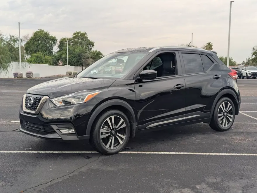 2019 Nissan Kicks SR photo 1