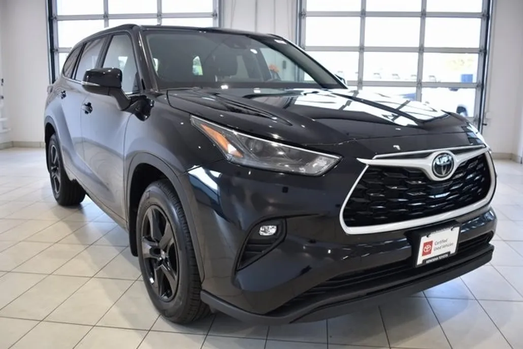 2024 Toyota Highlander LE photo 1