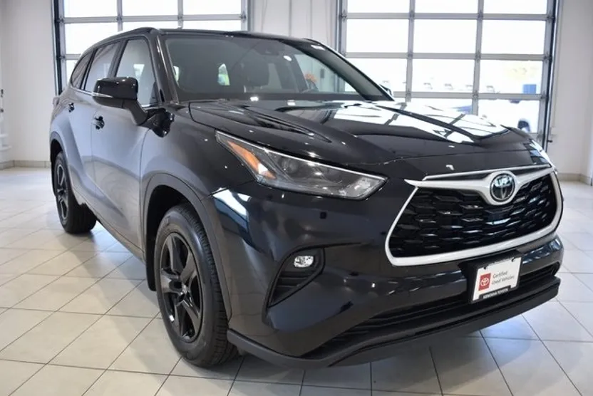 2024 Toyota Highlander LE photo 1